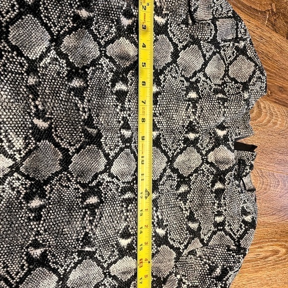 2/40$𝅺SNAKE print Zara  short sleeve tunic size m - Picture 7 of 7